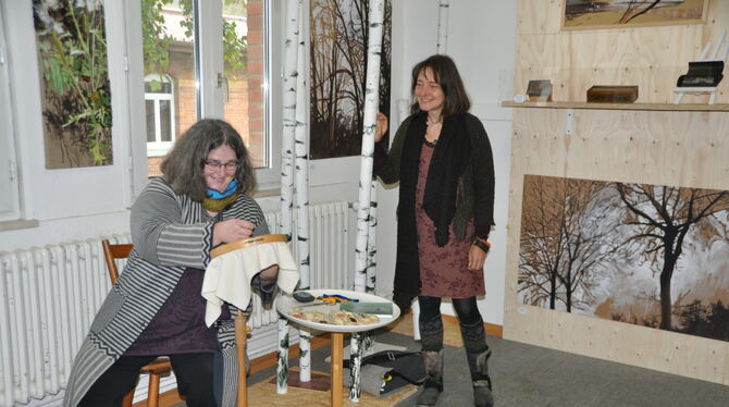 Martina Kölbl-Ebert (links) und Isabel Fuchs kennen sich mit Kunst, Nadel und Faden aus.  FOTO: BIMEK