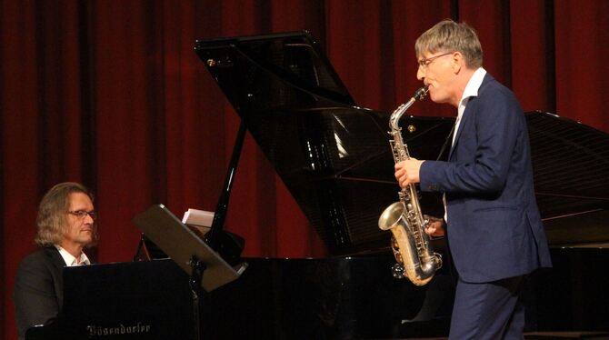 Pianist Walter Lang und Saxofonist Michael Hornstein glänzten in der Bad Uracher Festhalle mit elegantem Wohlfühljazz.  FOTO: SP