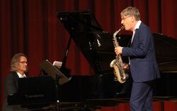 Pianist Walter Lang und Saxofonist Michael Hornstein glänzten in der Bad Uracher Festhalle mit elegantem Wohlfühljazz.  FOTO: SP