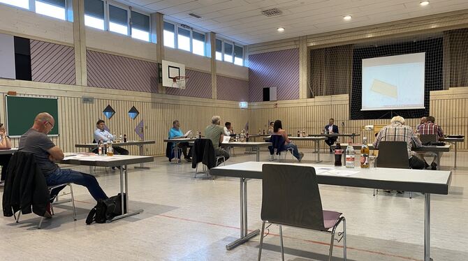 Derzeit trifft  sich der Nehrener Gemeinderat zu  seinen Sitzungen in der Turnhalle., die jetzt modernisiert werden soll.  FOTO: