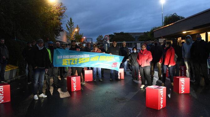 Im Morgengrauen stehen die Streikenden vor dem Betriebshof der Technischen Betriebsdienste der Stadt Reutlingen.
