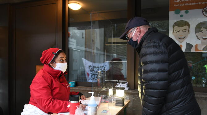 Gewerkschaftssekretärin Özge Aygün führt die Streiklisten.