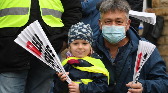 Fiona hat mit ihren vier Jahren keine Ahnung, was »Streik« ist. Aber gemeinsam mit ihrem Großvater scheint es Spaß zu machen.