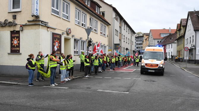 Platz und Beifall für den vorbeifahrenden Rettungswagen.