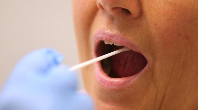 Corona-Test wird bei einer Patientin durchgeführt