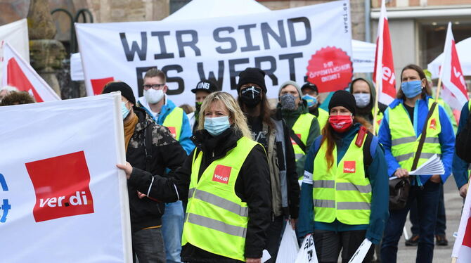 Mit Abstand, aber dennoch vereint, protestieren ganz unterschiedliche Mitarbeiterinnen und Mitarbeiter des öffentlichen Dienstes