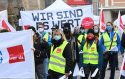 Mit Abstand, aber dennoch vereint, protestieren ganz unterschiedliche Mitarbeiterinnen und Mitarbeiter des öffentlichen Dienstes