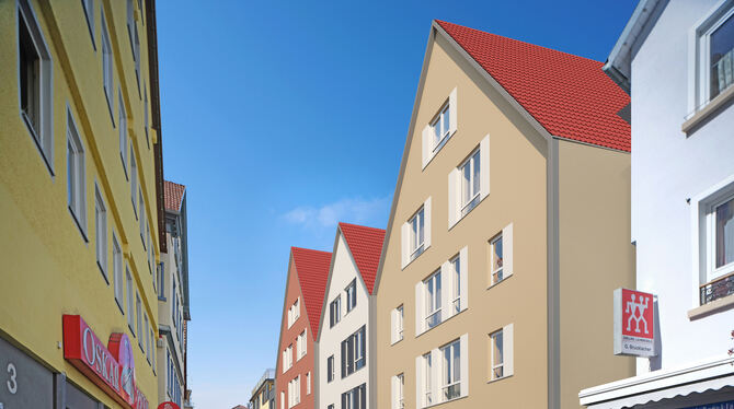 In die Ladenfläche des »Katharinenhofs«, der jetzt in der Katharinenstraße gebaut wird (rechte Häuserzeile in der Bildmitte), so