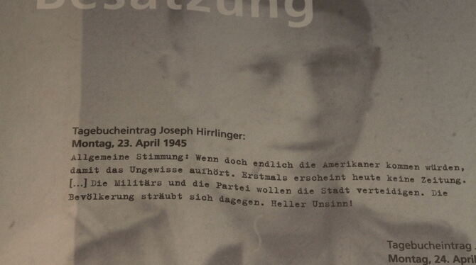 Ein handgeschriebenes Wörterbuch, ein zur »Schapf« umfunktionierter Helm, Lebensmittelbezugskarten und Tagebucheinträge (im Uhrz