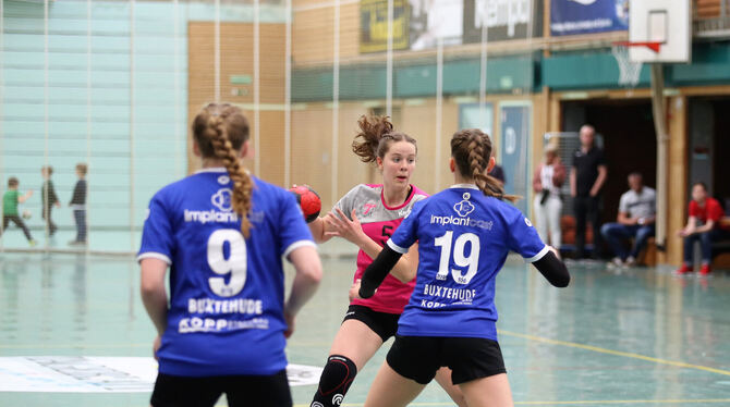 Rückraumspielerin Ronja Slawitsch (Mitte) ist mit 17 Jahren eine der vielen jungen Spielerinnen der Metzinger »Zweiten«.  FOTO: