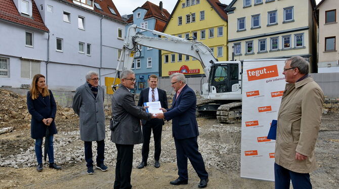 Mietvertragsübergabe auf der »Katharinenhof«-Baustelle: Martin Kühner von »tegut« (Zweiter von rechts) überreicht das Vertragswe
