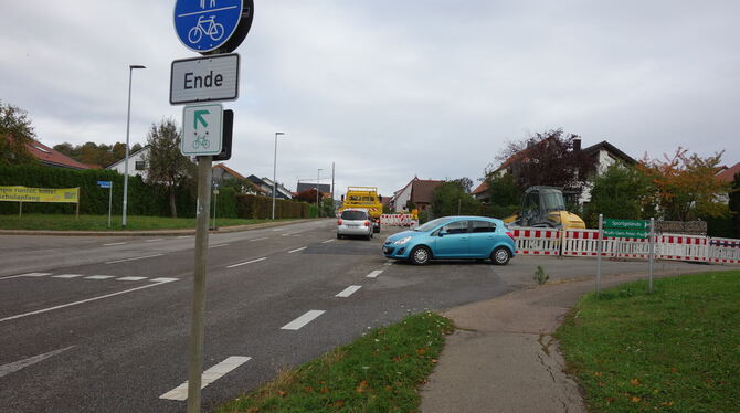 Geh- und Radweg-Ende: In Grafenberg müssen Biker auf die verkehrsruhiger gewordene Ortsdurchfahrt wechseln.   FOTO: PFISTERER