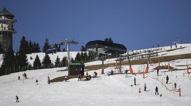 Skifahrer fahren eine Piste auf dem Feldberg hinunter