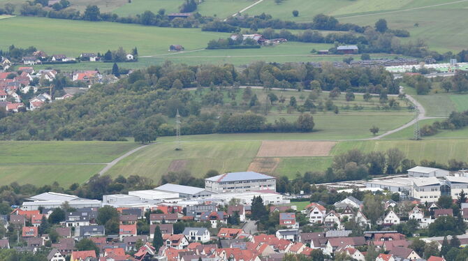 Laut Planung führt die neue B 27 zwischen dem Mössinger Gewerbegebiet Schlattwiesen und dem Endelberg durch; im Hintergrund link
