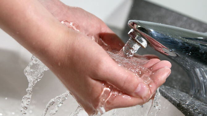 Beim Händewaschen, Duschen oder Spülen entsteht Abwasser, aus dem Wärme gewonnen werden kann.  FOTO: DPA/OLIVER BERG