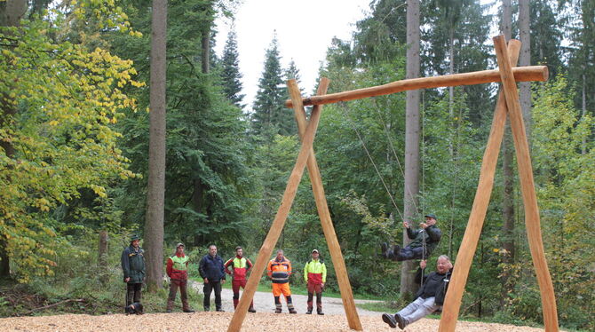 Martin Schuh und Jens-Peter Schmidt auf der Schaukel, die Waldarbeiter mithilfe des Bauhofs gebaut haben.  FOTOS: SCHRADE