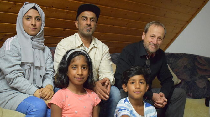Eptesam Saleh mit ihrem Mann sowie Ernst Binder (ganz rechts) und den Kindern Anfal und Falah.  FOTO: STÖHR
