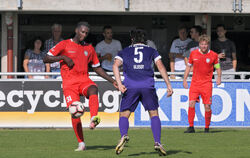 Derzeit in Torlaune: Onesi Kuengienda (links) vom SSV Reutlingen.  FOTO: BAUR