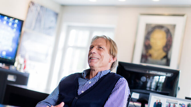 Entspannt und voller Tatendrang: Christoph Daum in Köln. FOTO: VENNENBRAND/DPA