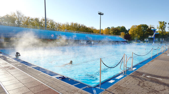 Wenigstens ein bisschen Sonne am Sonntag: Mit dem Ausbaden ging die Saison im Wellenfreibad zu Ende. FOTO: PIETH Wenigstens ein bisschen Sonne am Sonntag: Mit dem Ausbaden ging die Saison im Wellenfreibad zu Ende. FOTO: PIETH