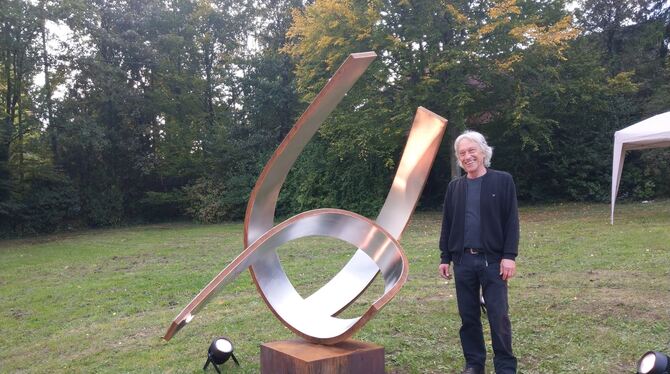 Jochen Warth freut sich über den Standort seiner Skulptur im Eninger Krügerpark: Sie ist die neueste Ergänzung des Eninger Kunst