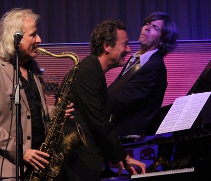 Guter Groove: (von links) Peter Lehel, Ull Möck am Klavier und Dirk Blümlein. FOTO: SPIESS