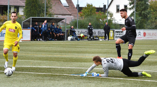 Schuss – Tor! Heiko Schall erzielt das 1:0. Da war die Welt für den VfL Pfullingen noch in Ordnung.  FOTO: PIETH
