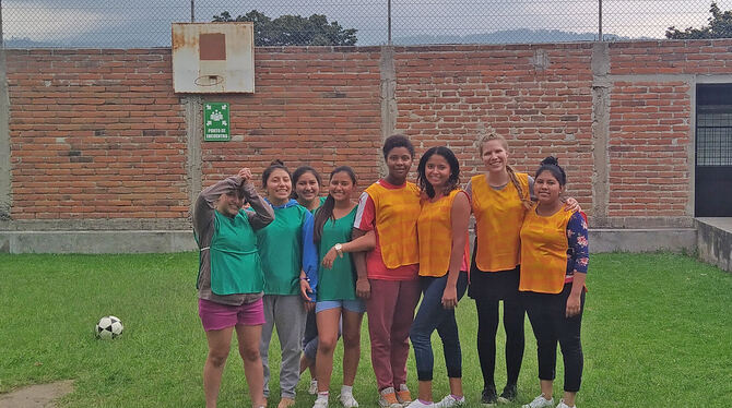 Zwei Teams, zwei Farben, ein Spiel: Frauenfußball in Quito: Talitha Trost im Kreis der Mädchen, die sie im Rahmen des Projektes