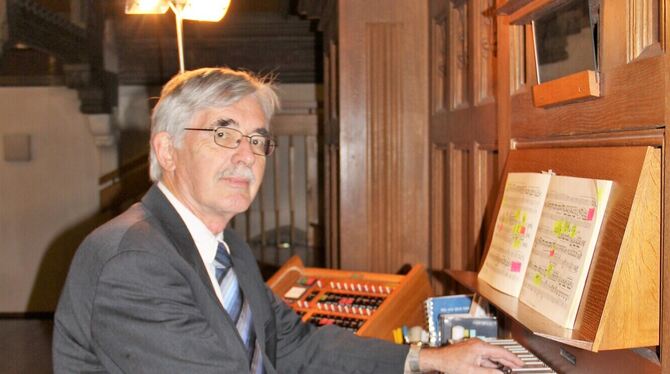 Martin Patzlaff am Spieltisch der Peter-Vier-Orgel in der Martinskirche.  FOTO: VARADY