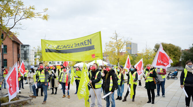 Vor der Stadthalle streikten Auzubis aus dem öffentlichen Dienst.   FOTO: PIETH