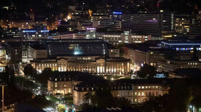 Stuttgart zieht Nachtschwärmer an. Doch wegen Corona gibt es am Wochenende nachts Einschränkungen.  FOTO: MURAT/DPA