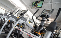 Ausdauergeräte in einem Fitnessstudio.