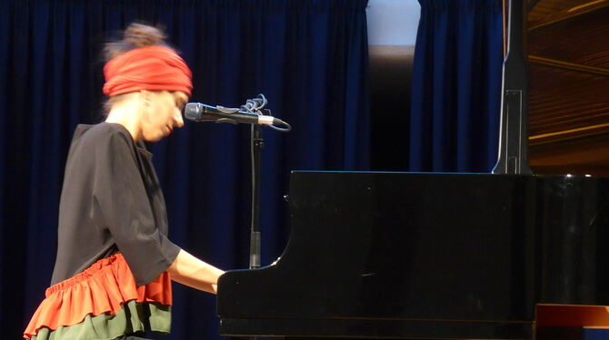 Die Jazzpianistin und Jazzsängerin Olivia Trummer bei ihrem Auftritt.  FOTO: KADEN