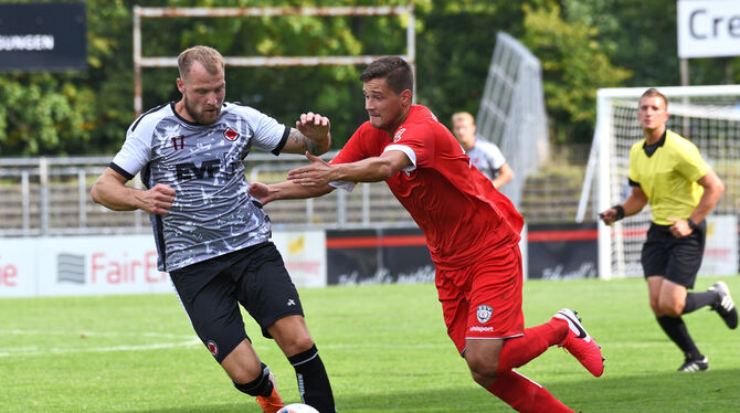 Marvin Jäger (rotes Trikot) ist gegen Bissingen wieder für den SSV spielberechtigt. Links: Kevin Dicklhuber (Göppingen).  FOTO: