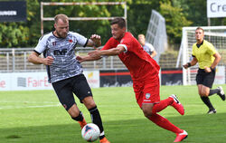 Marvin Jäger (rotes Trikot) ist gegen Bissingen wieder für den SSV spielberechtigt. Links: Kevin Dicklhuber (Göppingen).  FOTO: 