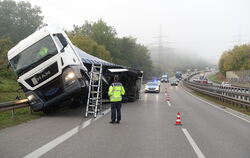 Der umgekippte Lastwagen an der B28 in Fahrtrichtung Metzingen.
