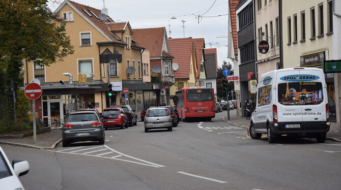 Der Stadtbach verläuft am Lindenplatz unter der Fahrbahn. Vom kommenden Jahr an soll die Dole saniert und die Bushaltestelle ba