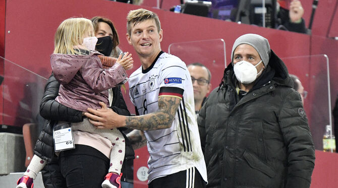 Familienglück am Rande des Nations-League-Spiels: Toni Kroos nach seinem 100. Länderspiel mit Frau und Tochter im Kölner Stadion