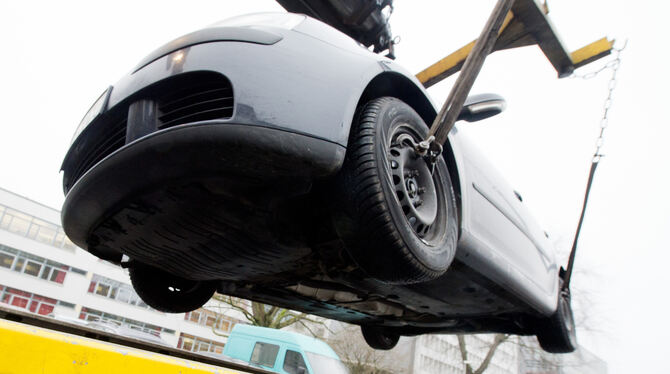 Ein Auto wird auf einen Abschleppwagen aufgeladen. Foto: Stratenschulte/dpa
