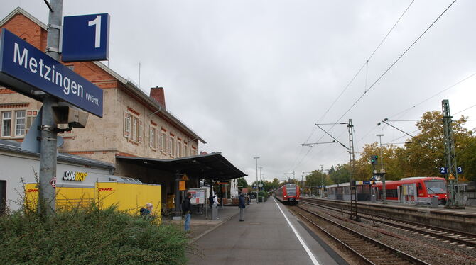 Am Bahnhof Metzingen lässt die DB Netz im November das Gleis 1 erneuern. Am Bahnhof Metzingen lässt die DB Netz im November das Gleis 1 erneuern.