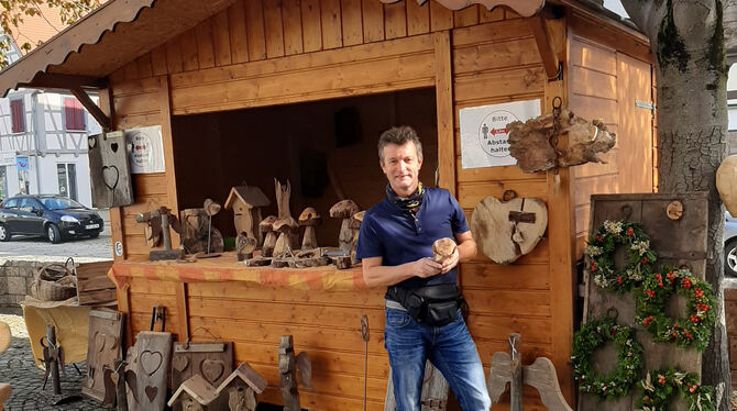 Frank Raschhofer war mit Holzprodukten auf dem Dettinger Wochenmarkt vertreten. Weitere Termine für Kunsthandwerker gibt es scho