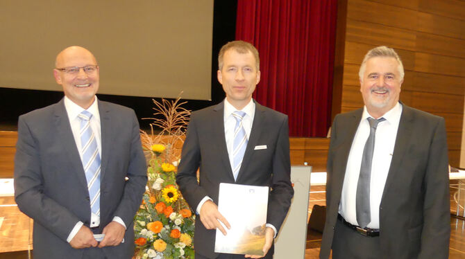 Vorstände (von links) Gerhard Stooß und Ralf Baumann sowie Aufsichtsratsvorsitzender Archibald Fritz. FOTO: SANDER