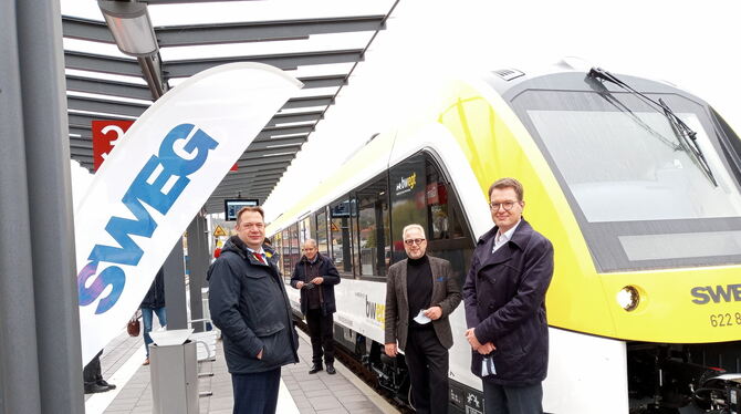 Thilo Grabo (links, SWEG), Bürgermeister Holger Jerg, und Tobias Harms (SWEG) vor einer der 18 neu beschafften Alstom Lint 54. F