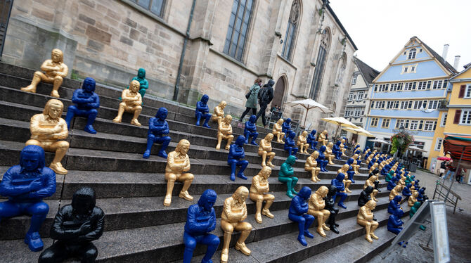 Figuren des Konzeptkünstler Ottmar Hörl, die den schwäbischen Dichter Friedrich Hölderlin darstellen sollen, sitzen auf einer Tr