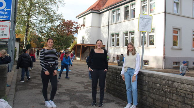Die FSJ-lerinnen Alina Kraiser (links) und Antonia Schwarz (rechts) unterstützen an der Grund- und Werkrealschule St. Johann unt