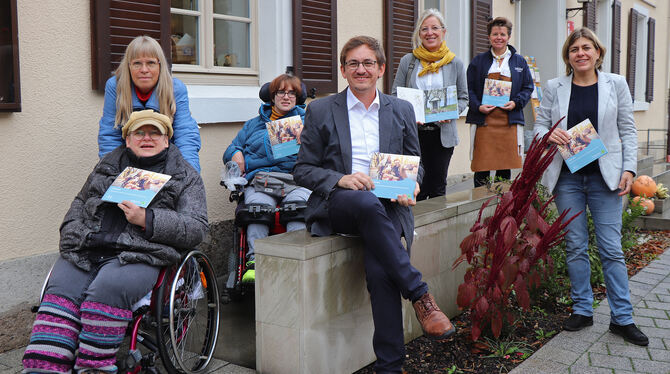 Vorstellung der neuen Broschüre »Erfahrbar« in Zwiefalten (von links): Helga Jansons (im Rollstuhl sitzend), Jutta Kraak,  Clari