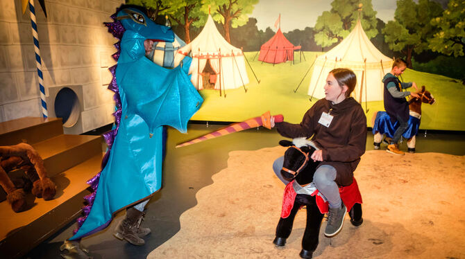 Ausstellungen, die Freude machen: Bei »Die Ritter - Leben auf der Burg« konnten Kinder den Kampf gegen Drachen proben.  FOTO: LG