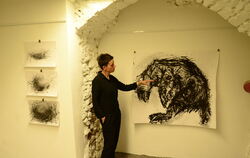 Künstlerin Anett Frey vor einem Werk aus ihrer Serie »Findlinge«. Für die Serie hat sie tote Tiere porträtiert, die sie während 