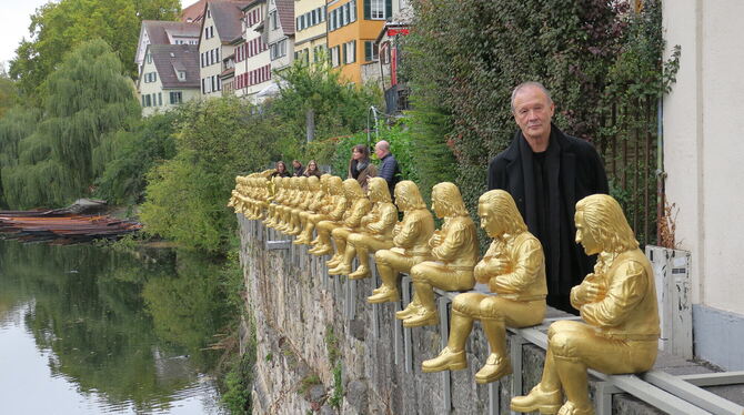 Anstelle von Studenten lassen zig Hölderline die Beine Baumeln: Ottmar Hörl bei seiner Installation an der Neckarfront.  FOTO: K