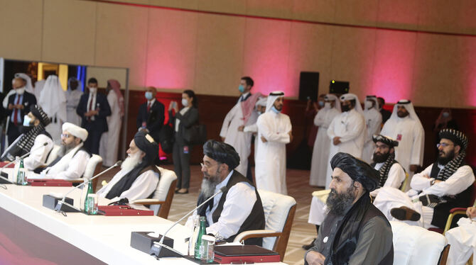Die Taliban-Delegation bei der Eröffnungssitzung der Friedensgespräche mit der afghanischen Regierung in Katar.  FOTO: SAYED/DPA